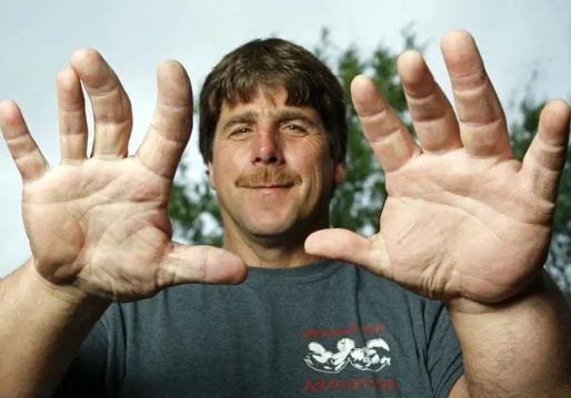 Top 10 Biggest Hands in the World