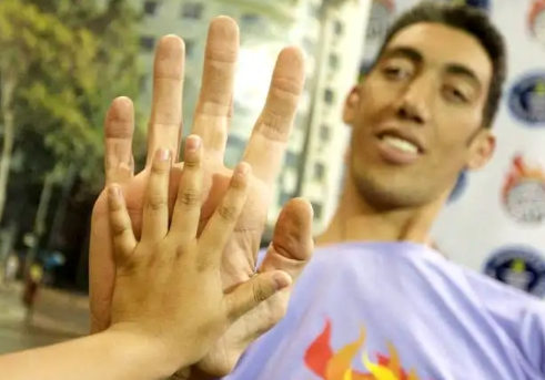 Top 10 Biggest Hands in the World