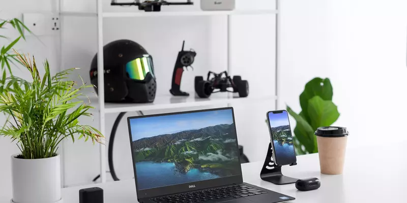 Top 10 Best Tech Gifts for Men in 2024